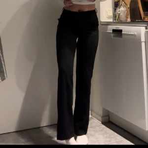 Kostymbyxor  - Superfina mid waist kostymbyxor från vero Moda 💗nästan aldrig använda så i väldigt bra skick 💗