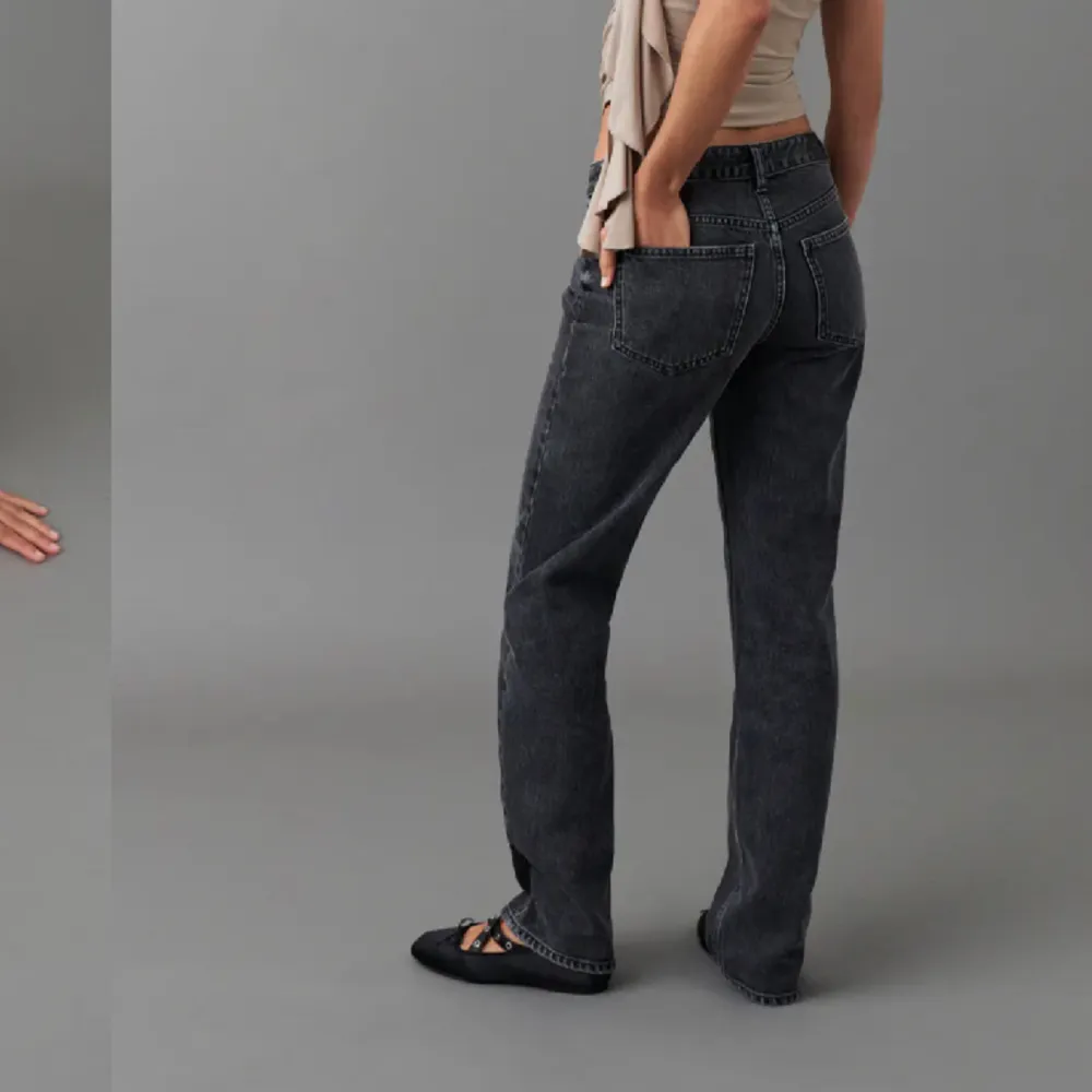 Säljer dessa jätte fina Jensen från Gina tricot då de är för små för mig. De är ett par svarta jeans i storlek 34. De är i nyskick då jag bra har använt dom 3-5 gånger💕Ny pris 499kr💕. Jeans & Byxor.