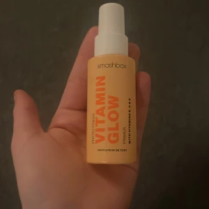 Smashbox primer vitamin glow -  Säljer den bra primer från smashbox vitamin glow med vitaminerna B / C och E säljer den  För att den inte kommer till användning//NY PRIS 499kr- nästan full använt ungefär 5-7 gånger 