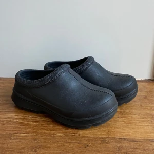 Ugg Tasman - Slipin uggs som egentligen ska ha en innerstrumpa men hittar tyvärr inte. Ganska små(främst korta) i storleken! Nypris 1195kr