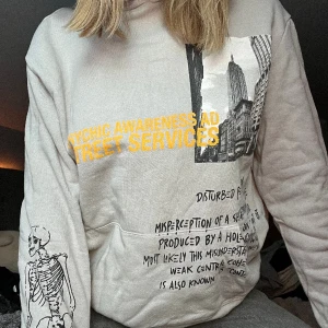 Grå Hoodie - Grå hoodie med text på, köpt på Sellpy🩶 Använd få gånger, går att hämta i Uppsala!