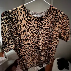 Leopard topp ifrån Zara i strl S men passar även XS pga liten, nyskick då aldrig använd 🧸