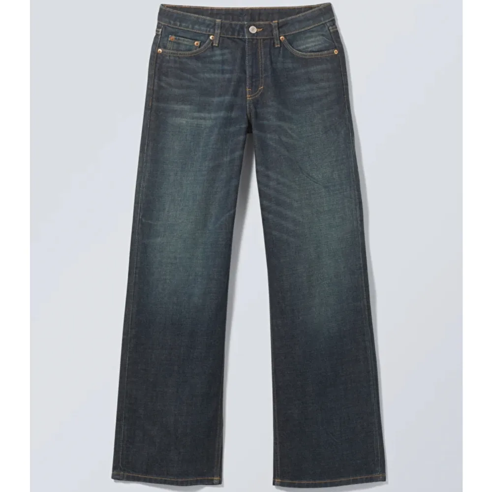 Söker de lågmidjade baggy Ample jeansen från Weekday, i färgen swamp blue. Helst storlek 26, 27 eller 28. Skriv om du har och kan tänka dig sälja 💓. Jeans & Byxor.