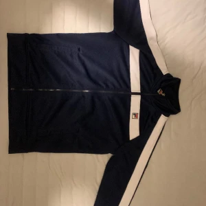 Fila Zip Up - En navy blue zip up från märket Fila, sparsamt använd därmed inga skador eller fläckar. 9/10 sick! Storlek M! 