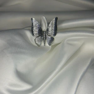 Fjärilsring - Fjärilsring i silver Finns endast i silver  Priset som står är priset som gäller 