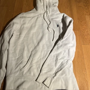 Tröja - Vit hoddie från RL. Använd men i fint skick