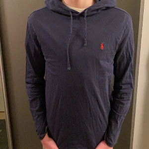 Ralph Lauren Hoodie - Säljer nu denna asfeta Ralph Lauren hoodien i ett gott skick. Storleken på tröjan är S och sitter bra som det. Det är lite tunnare tyg på tröjan men fortfarande väldigt skön. Nypris ca 800 säljer nu denna för 249kr. Hör av dig vid minsta lilla fundering 😊