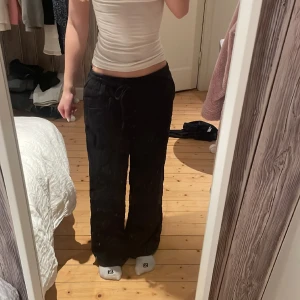 Svarta linnebyxor från Gina tricot storlek xs🩷 - Köpte dessa sommaren 2023 har andvänt 3 gånger ungifär🩷säljer dessa pga de har inte kommit till andvändning! Ursprungs pris 350kr🩷pris kan diskuteras