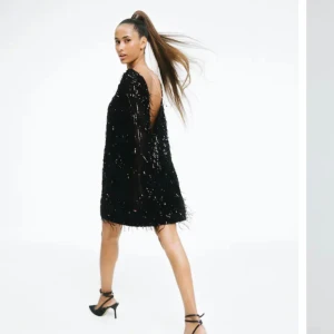 Scarlet svart klänning - Intressekoll på denna slutsålda klänningen från BikBok, slutsåld och så snygg. Nypris är 900kr och den har alla lappar kvar