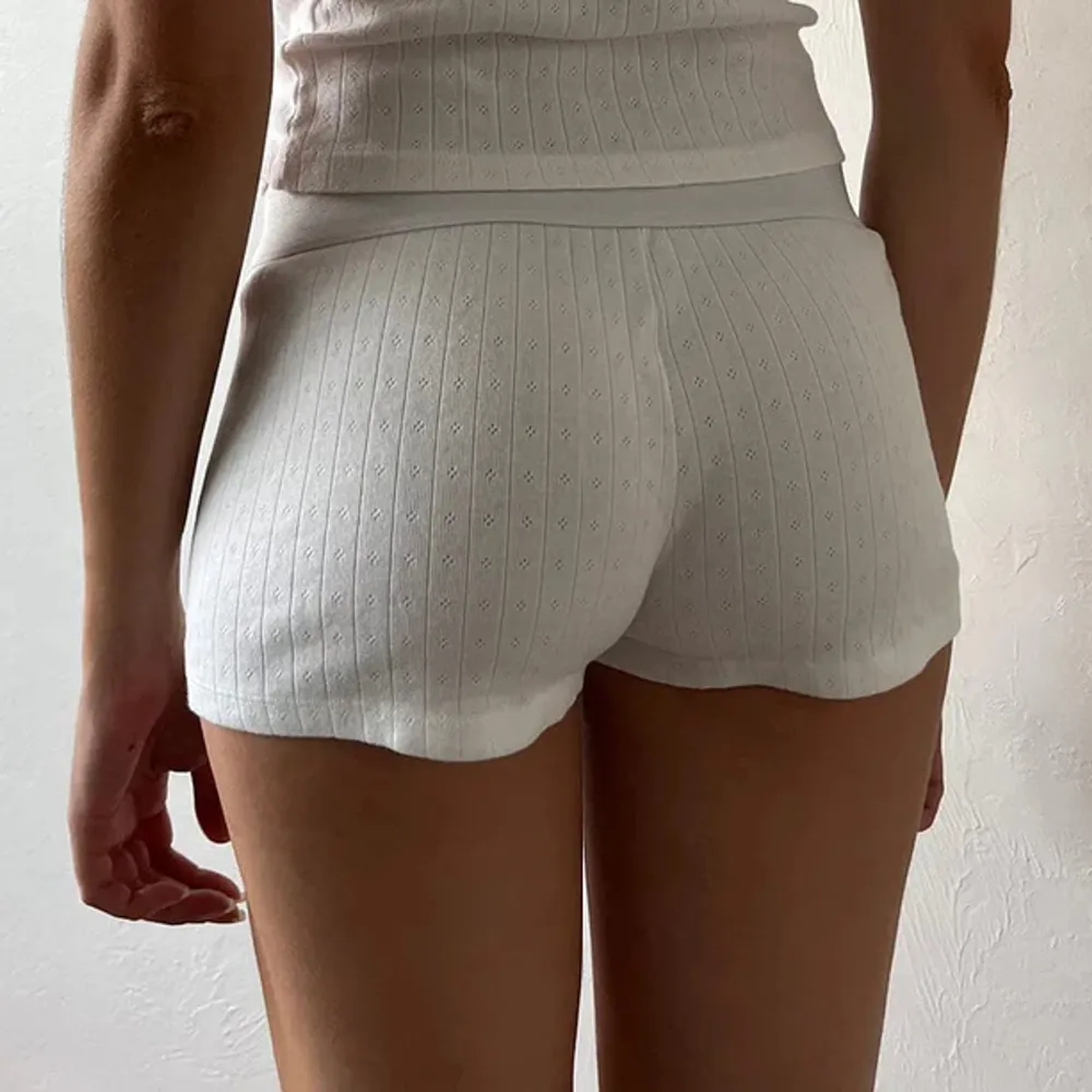 Vita brandy melville boxer shorts som är helt nya med prislapp kvar, kommer sälja dyrare änn orginalpris då dem är väldigt eftertraktade samt slutsålda på deras hemsida, skriv om du har eventuella frågor🤍Öppen för prisförslag!!🤍🤍. Shorts.