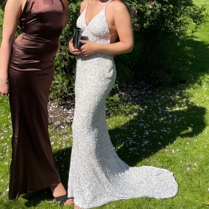 Balklänning  - Klänning från Dressroom Linné. Storlek 32 men stretchig så passar 34/36 Uppsydd 1,5 cm men inget är klippt så går att spreta upp utan att det syns. Extra pärlor kommer med. Kan gå ner i pris vid snabb affär 