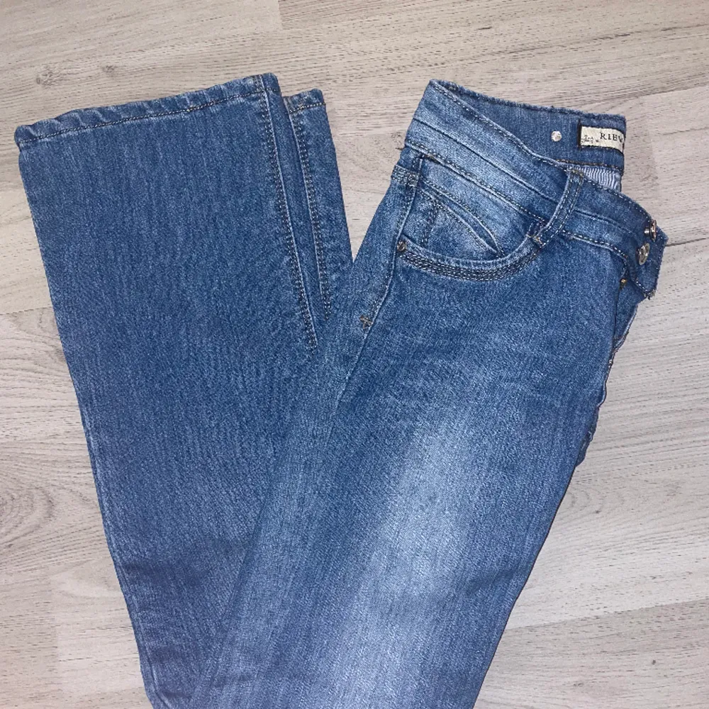 As snygga lågmidjade jeans. Säljer då de är för små💕 knappt använda å i jätte bra skick!. Jeans & Byxor.