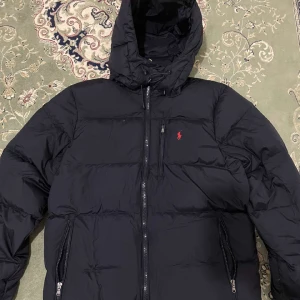 Polo jacka - Oanvänd ny jacka jag fick den som present det är förstor för mig och jag vill sälja den fast pris