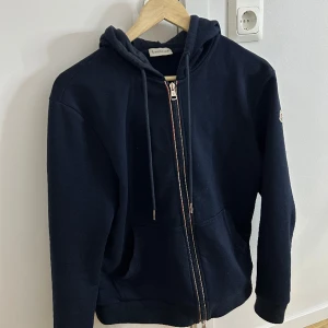 Moncler kofta  - Säljer min moncler kofta som jag använt fåtal gånger, den är i nyskick och passar på både dam och herr. Den e liten i storleken men passar s-m. Köpt för 7000kr säljer för 4000 Äkta  