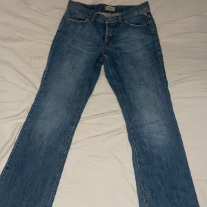 Säljer dessa jeans för dom är för små använt 2 gånger för frågor skriv till mig 💕 - Style: mate Size: 30 Length: ”34 Wash: bb 169