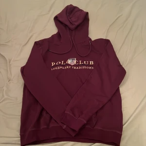 Mörkröd Hoodie - Mörkröd hoodie ifrån Polo Club, storlek M men funkar säkert på en storlek S.