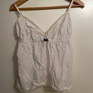 Vitt linne - Ett gulligt Odd Molly linne med liten blå rosett💕 