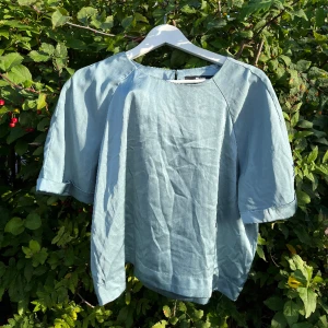 Himmelsk topp - Himmelfärgad topp. Behöver bara strykas :p så är den på topp! Felfri i övrigt.