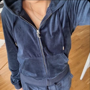 Juicy kofta  - Jag säljer min kofta som ser ut som en ny kofta, jag har använt den några gånger men det syns ej säljer billigt eftersom jag haft den ett tag. Köpt för 1200kr