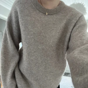 Beige &otherstories tröja - Säljer min &otherstories tröja då den aldrig används❤️ Stickad i alpacka. Skriv till mig innan du köper plagget!!!