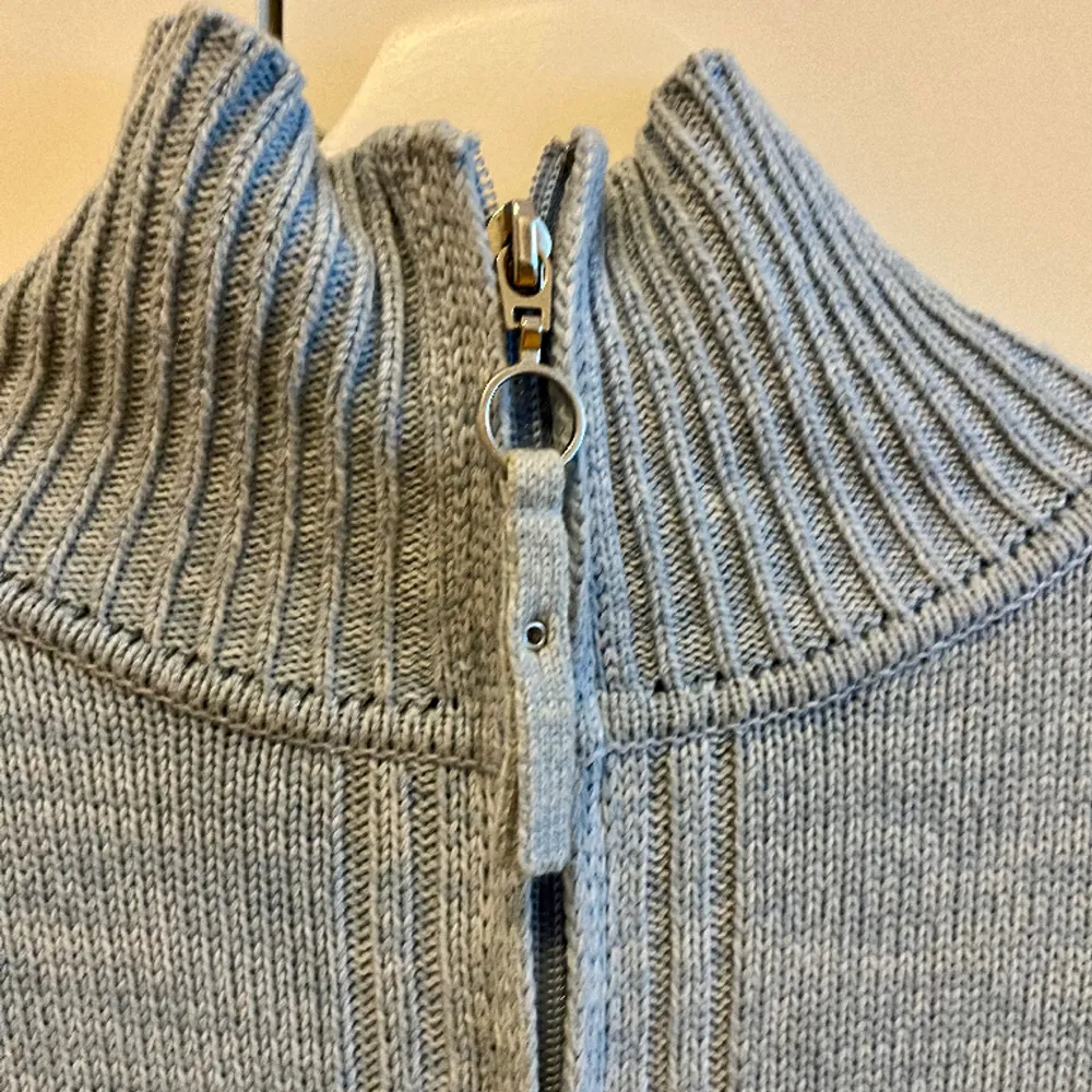 Ljusblå, mjuk, stickad zipup tröja från Isolde. Köpt second hand men i utmärkt skick! 🩵 Säljer då den är för stor för mig. Obs! Katt finns i hemmet!. Tröjor & Koftor.
