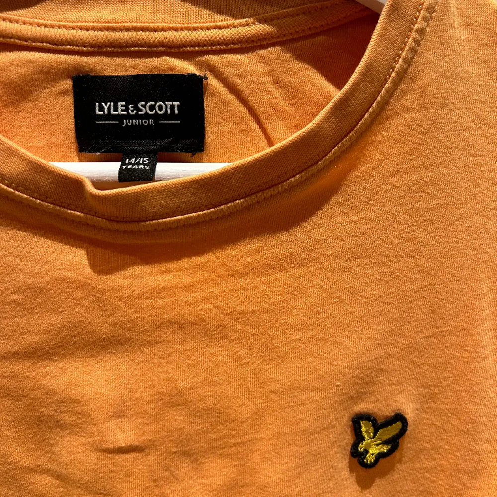 Orange Lyle & Scott tröja i bra skick👌👌 . T-shirts.