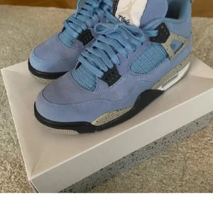 Jordan  - Jätte snygga jordans 4 dom är knappt använda det har bara använts 2 gånger priset kan diskuteras 