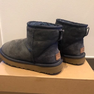 Uggs strl 37 - Uggs strl 37 i färgen navy