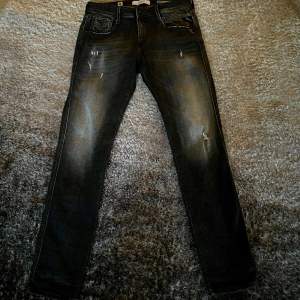 Replay jeans i modellen Anbass, | 10/10 skick inga defekter, nypris 1800 - storlek 30 i midja, 32 längd.