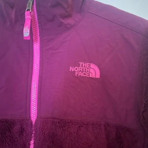 The North Face Jacka  - Säljer en North Face Jacka/Flecce. Varmare än en vanlig tröja, kunnat ha som jacka på vår/höst. Köpt second hand men väldigt fint skick, knappt använt. Lite oklart vilken storlek men har laddat mig som har M i vanliga fall. Frakt ingår 📦🚚