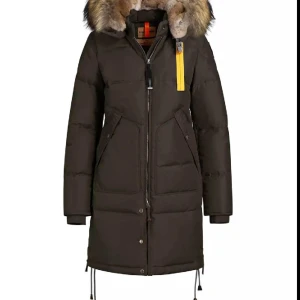 God skick para jumper i storlek L söker en ny ägare.   - Jackan har några år på nacken men den är i jätte bra skick, färgen är olivgrön. Pälsen är som ny(välomhändertagen).  Köpt för 9000kr  Säljs för 4000kr