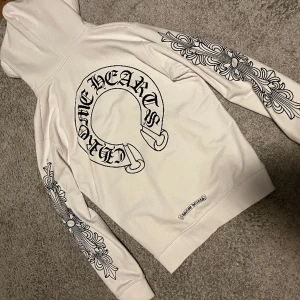 Chrome Hearts Hoodie - Fett hoodie som sitter snyggt. Bilder på hur den sitter finns på min profil. Endast bärt fåtal gånger