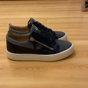 Giuseppe Zanotti  - Riktigt sköna och fina Giuseppe Zanotti storlek 41 passar även 42. köpta för 5400kr på Giuseppes hemsida. Pris går att diskuteras vid snabb affär👍