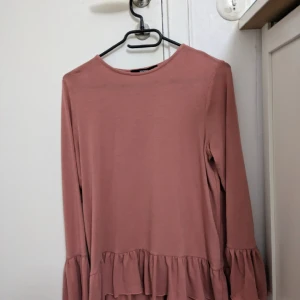 Nude tröja med volanger - Nude tröja med volanger från Bikbok i storlek xs Pris 99kr