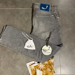 Jacob Cohën Jeans  - Riksfeta Jacob Cohen jeans i grymt skick, Strl 32 vilket är den populäraste storleken. Tillbehör: Sytråd och tillhörande påse och originella tagen. Tveka inte att höra av er vid frågor eller om fler bilder🙌 