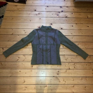 Militärgrön kofta - Militärgrön kofta med suede detaljer, storlek uppskattad till M. Skitsnygg men använder inte tillräckligt. 🎂