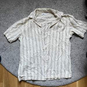 Fin skjorta från zara som är perfekt till sommaren. Är i ett bra skicka med inga synliga defekter. Om du vill ha fler bilder så skriv 💬 