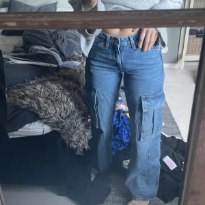 cargojeans - cargojeans från weekday, storlek 34🩷är 166cm lång 