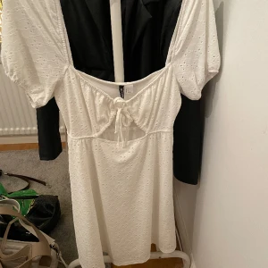 Vit klänning - Vit klänning från H&M använd fåtal gånger. 