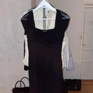 Festklänning - Säljer min svarta fin klänning från Gina Tricot som passar perfekt till middag, jul, fest, ALLT! 🥂 Använd julen 2022, testad 3 ggr. Inköpt november 2022. 100% Polyester, 2 lagers-klänning, dragkedja på sidan. Vid snabb affär kan prisändring tänkas🥰
