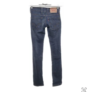 Levis jeans - Säljer dessa Levis jeansen ja köpte på Sellpy då dom inte passade, skulle säga att dom motsvarar st 24 och dom va långa på mej som är 158. Midjemått 62🙌