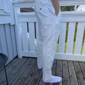 Linnebyxor  - Snygga linnebyxor från hm som är i mycket bra skick. Sköna och perfekt att ha nu på sommaren. Jag är ca 1,80 lång.