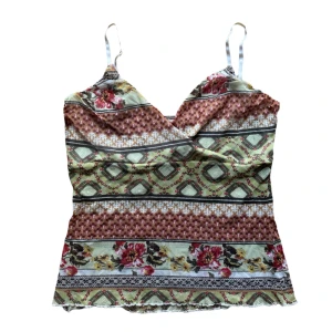 y2k vintage mesh print top - snygg topp med mönster. Ingen lapp med storlek eller märke. Men skulle säga är en S-M i storlek. Köparen står för frakt. ❤️