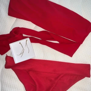 Röd bikini - En bikini använd fåtal gånger med guldörhängen till