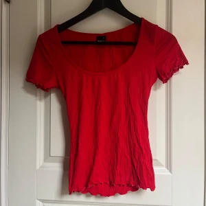 Stretchig t-shirt - En stretchig t-shirt som sitter kroppsnära i räfflat material. Som ny!