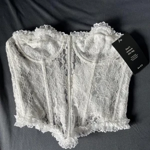 Spetstoppar - Säljer två jättefina spetstoppar från NA-KD. Den vita är helt oanvänd (storlek 70C) och den svarta är använd någon enstaka gång (storlek 75C). Pris kan diskuteras, och skriv gärna till mig privat om fler bilder önskas! Säljer styckpris🥰 