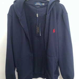 Polo Ralph Lauren - Nyskick polo som är i storlek M men passar S bättre, säljer för 900kr då den är oanvänd men snöret är av på luvan. Skriv för mer information❤️