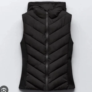 Zara väst - Säljer denna väst från zara då den inte kommit till användning på länge. Pris kan diskuteras❤️