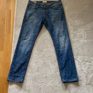 Jack and Jones jeans - Använda fåtal gånger 10/10 skick, nypris: 1000 mitt pris: 275. Storleken är 31W 30L slim Modell
