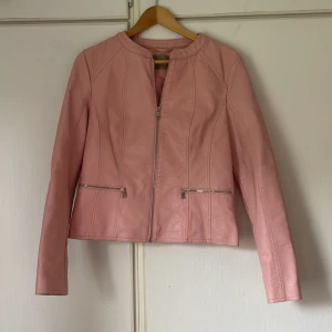 Rosa Skinnjacka  - Sjukt snygg och unik vintage skinnjacka från orsay , köpt second hand. Finns tecken på användning men bra skick trots det. Säljs ingenstans längre🤍